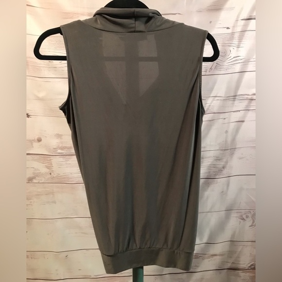 STUNNING SILVER SEXY SLEEVELESS FLIRTY TOP FROM THE LIMITED SZ S VERY VERSATILE - Picture 2 of 3